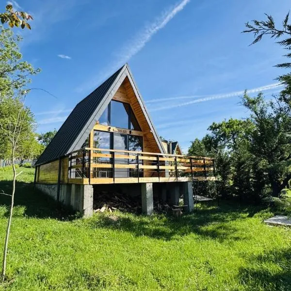 A-Frame Cabin with Private Hot Tub & Views - Chiang Rai，位于Valea Mare-Pravăţ的酒店