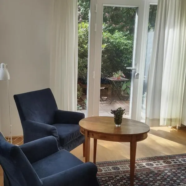 Zimmer am Ring - ruhiges Zimmer im Grünen, Frühstück auf eigener Terrasse mit Morgensonne und fußläufig zum Badeplatz Schwarzindien am Mondsee，位于Sankt Lorenz的酒店
