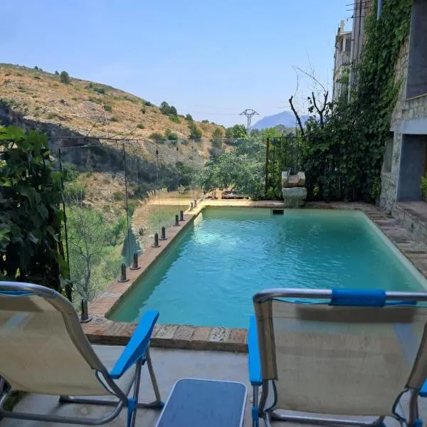 Casa rural con piscina privada y jacuzzi en la Vall de Gallinera，位于Patró的酒店