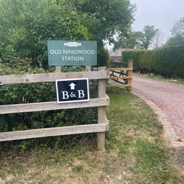 Old Ningwood Station Bed & Breakfast, Ningwood, Isle of Wight PO41 0TG，位于Shalfleet的酒店