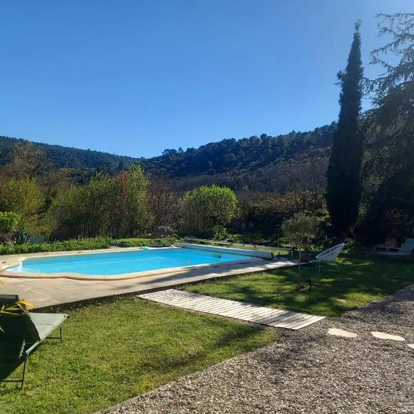Charmante chambre d'hôtes "CARLA" avec piscine, Château de Favas，位于巴尔日蒙的酒店