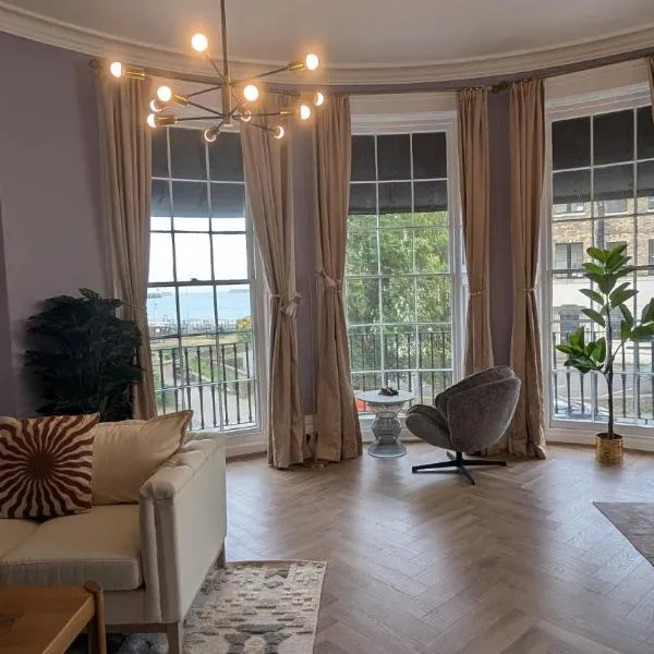 Sea, Sky & Ships - Historic Camden Crescent, Sleeps 5，位于多佛尔的酒店