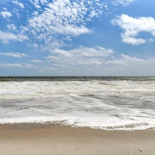 Fernandina Beach Townhome w/ Patio: Walk to Beach!，位于费南迪纳比奇的酒店