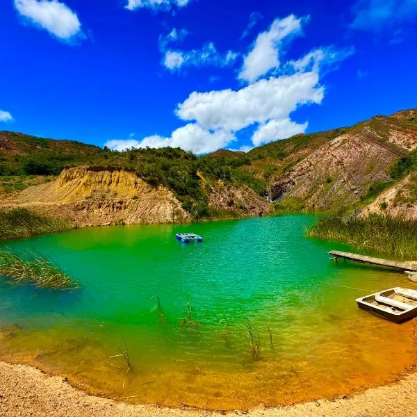 Suites con acceso a lago natural a 20 minutos de Villa de Leyva，位于萨奇卡的酒店