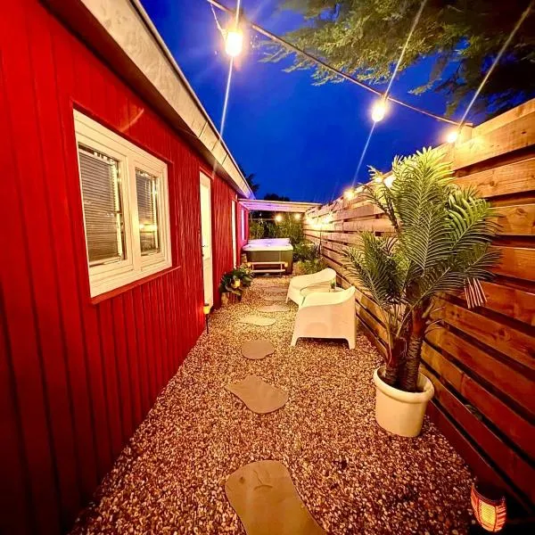 Charming Scandinavian eco house with private garden and jacuzzi between Amsterdam Haarlem and Schiphol Airport，位于Vijfhuizen的酒店