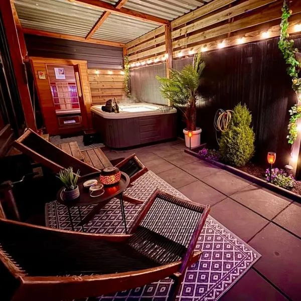 Charming Tiny House with Private Jacuzzi, Sauna and Garden & Free Parking between Amsterdam Haarlem and Schiphol Airport，位于Vijfhuizen的酒店