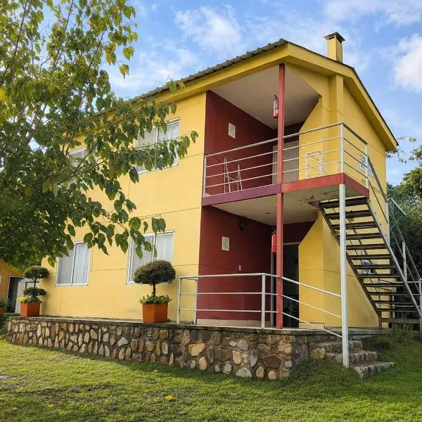 Cabaa del Sol Upper Floor 2 Bedroom Cabin for 6 Guests，位于萨尔塔的酒店