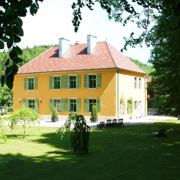 Domaine De Syam - Gîtes, Chambres d'hôtes & Cabanes，位于La Perrena的酒店