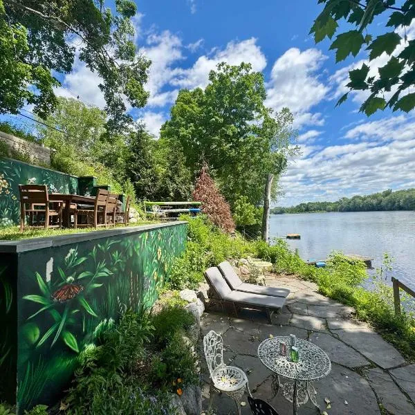 Charming & Whimsical Historic River Home，位于Titusville的酒店