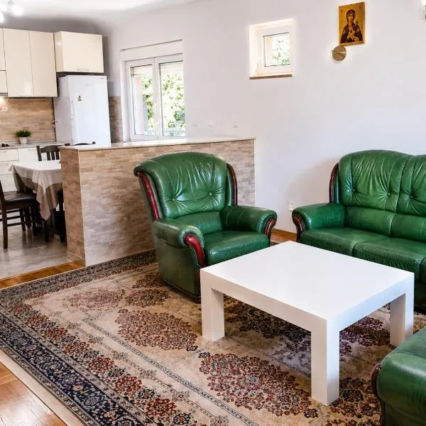 Udoban porodični apartman ViS Raška, 80m2, parking, bašta，位于Raška的酒店