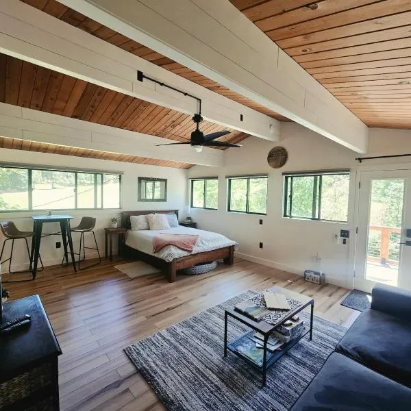 A Restful Studio Near a Creek and Forest - Pet Friendly，位于罗斯堡的酒店