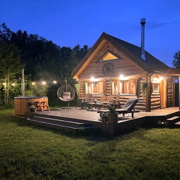 Hobu House - a Cozy, Private Cabin with a Hot Tub by the Forest near Haapsalu，位于哈普萨卢的酒店