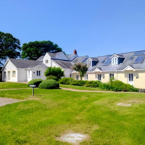 Sunflower Apartment, recently renovated stylish dog-friendly two bedroom apartment near Tenby with outdoor space，位于滕比的酒店