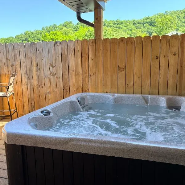 Stay, play and relax in Ohiopyle, PA, Hot tub, Pool table, next to the GAP trail in Ohiopyle, PA,位于Ohiopyle的酒店