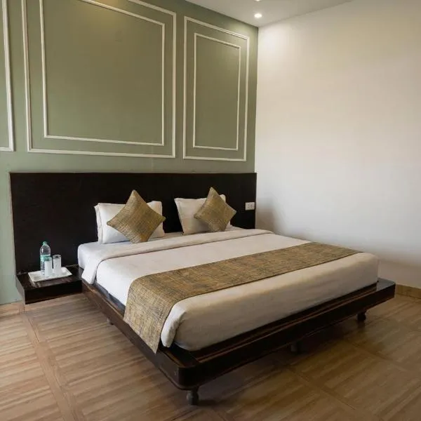 Gharonda Manor-A Home Beyond Home -Best Luxury Budget Stay Near ISBT，位于德拉敦的酒店