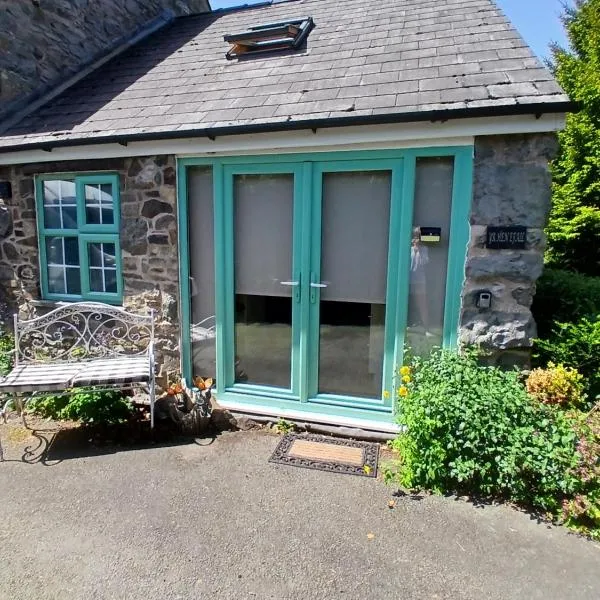 Yr Hen Efail - Quirky Old Smithy cottage near forest walks, cycling & lakes，位于Garthbeibio的酒店