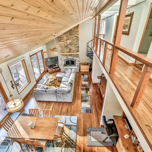 Mountain house w/ stunning views & gourmet kitchen，位于Maplecrest的酒店