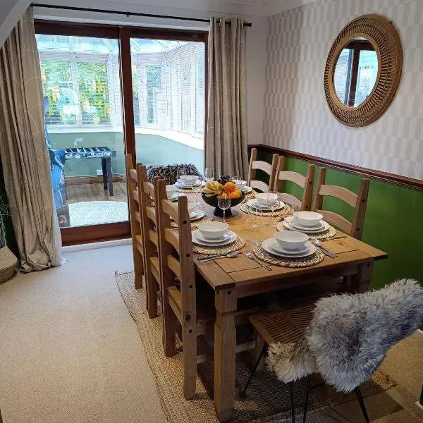 Stunning Luxury Detached Retreat - Private Hot Tub - Games Room - Sleeps Up to 10 - Free Onsite Parking 2 to 3 Cars - Churchdown - Close to M5 J11 - Superfast Wifi - Invoices Available - Beautiful Mature Garden，位于Churchdown的酒店