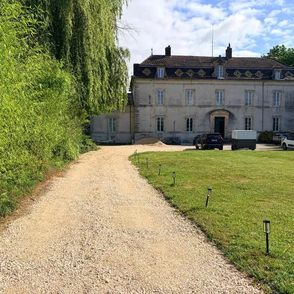 Entire Apartment in an 18th-Century Castle with Private Garden，位于Marliens的酒店