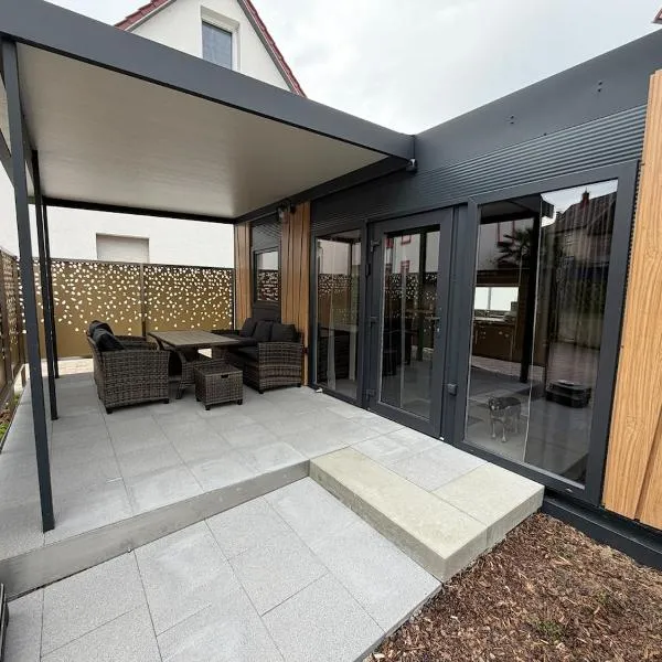 Modern designer apartment with a private terrace，位于Oedheim的酒店