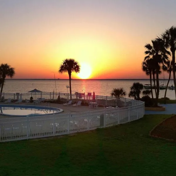 Quality Inn & Suites Gulf Breeze Bayside near Pensacola Beach，位于微风湾的酒店