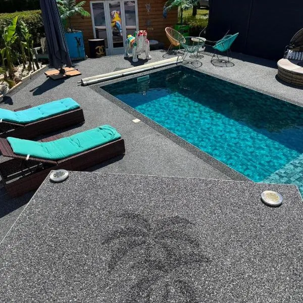 Maison cocooning , avec double jacuzzi et piscine，位于La Machine的酒店
