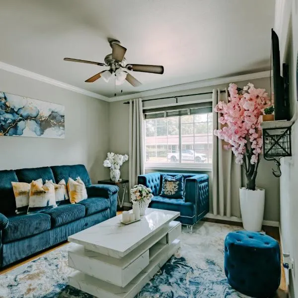 The Homestead Luxury Cozy 2BR Apartment in Nacogdoches Near SFA University and Downtown Pet Friendly Business Ready Extended Stays Welcome with Self Check In High Speed WiFi Full Kitchen In Unit Laundry Private Parking and Quiet Comfort，位于纳科多奇斯的酒店
