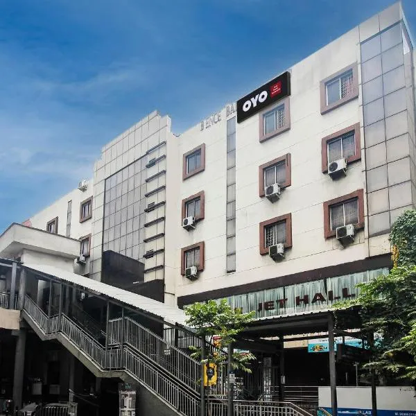 Hotel O Grand Sandarshini Inn Near MGBS Bus station，位于海得拉巴的酒店