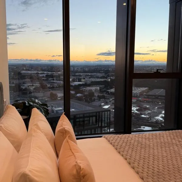 Luxurious City View with Gym Pool Parking Playground,位于悉尼的酒店