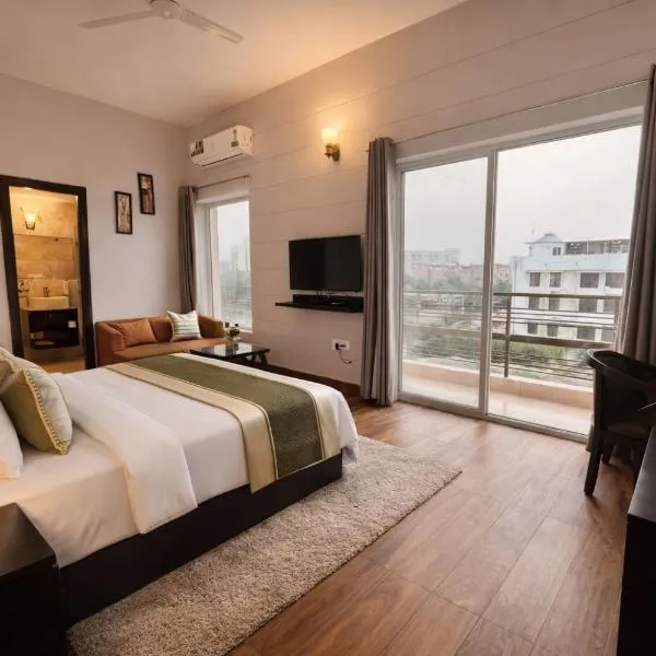 Onyx Suite Luxury Apartment # Lift # Garden # Ac rooms # Private Parking # Near Prem Mandir # Located Inside- Omaxe Eternity Vrindavan #，位于范兰德凡的酒店