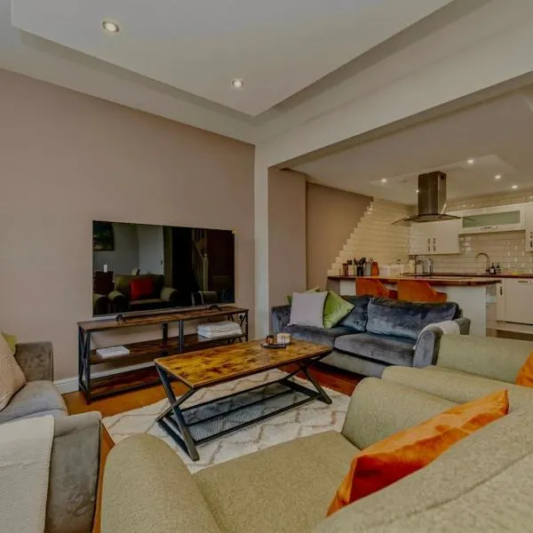 Blackberry House Boutique 4-Bed near Piece Hall，位于哈利法克斯的酒店