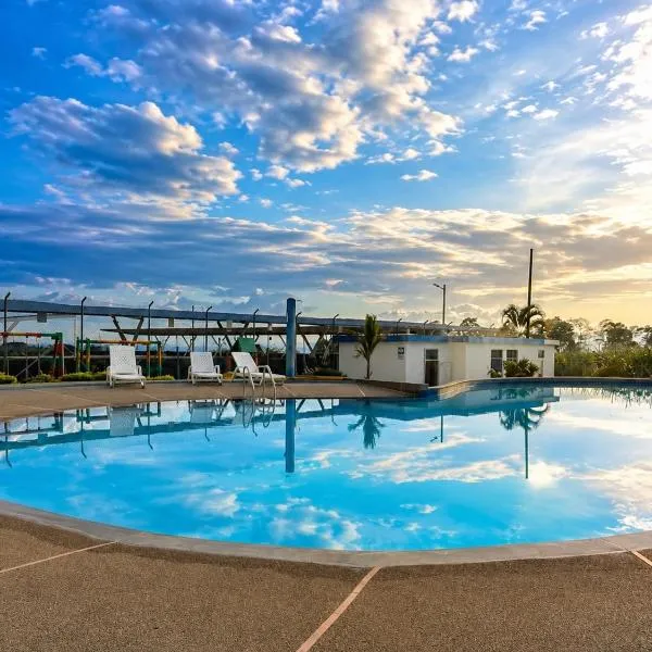 Apartamento cerca parque del Café con Piscina，位于蒙特内哥罗的酒店