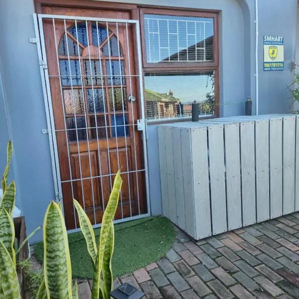 At Lilac Cottage, Jeffreys Bay Cozy stay for 2 & Business traveling，位于杰弗里湾的酒店