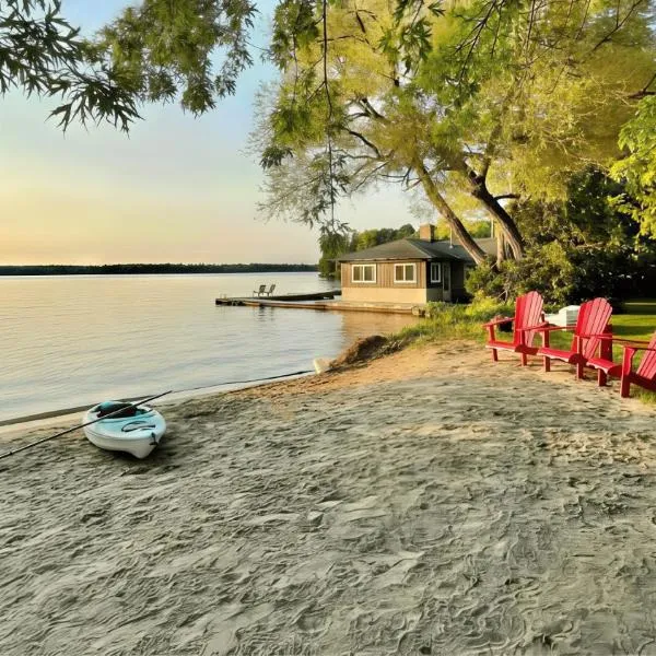 Waterfront, BBQ, Beach Balsam Lake Resort in Kawartha，位于卡沃萨湖的酒店