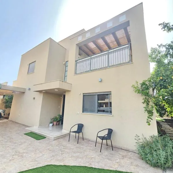 Adorable 3 bedroom Brenner "Hill" suite，位于Giv‘at Brenner的酒店