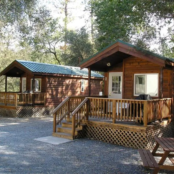 Ponderosa Camping Resort One-Bedroom Cabin 2，位于Lotus的酒店