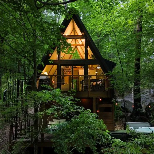 Wilewood A-Frame, Romantic Treehouse Getaway, Hot Tub，位于Abbeville的酒店