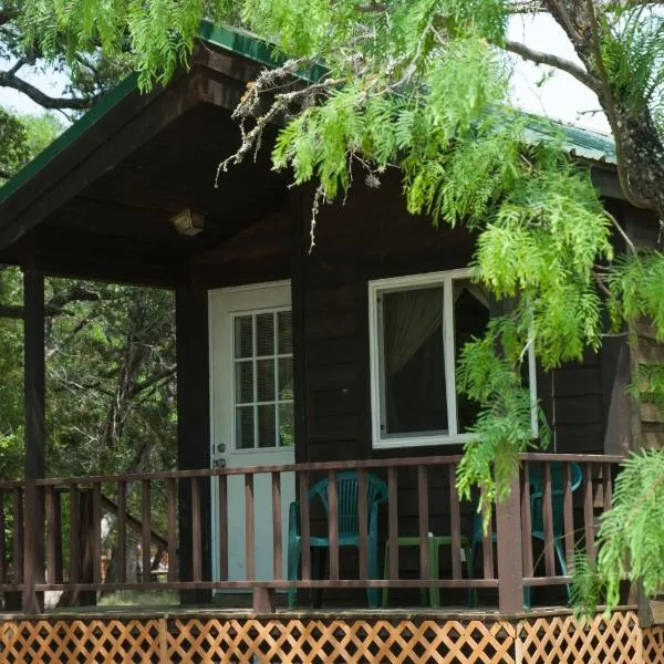 Medina Lake Camping Resort Cabin 7，位于Lakehills的酒店