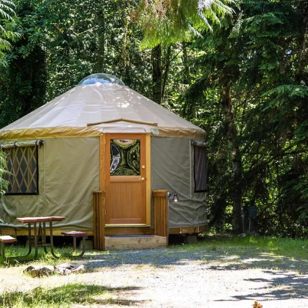 Mount Vernon Camping Resort 16 ft. Yurt 6，位于Bow的酒店