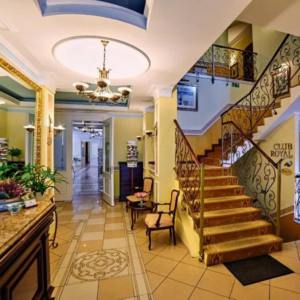 皇家别墅酒店，位于Górzno的酒店