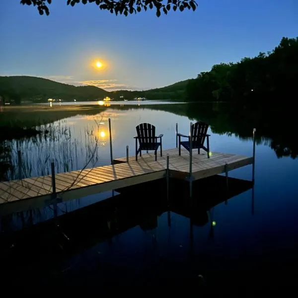 Berkshire Lake Lodge，位于Becket的酒店