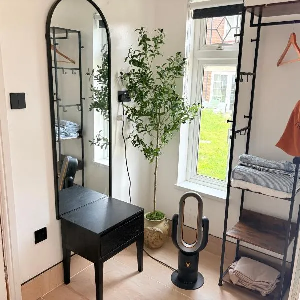Garden Nest, Free Parking , Private Access , WiFi , 5 mints Drive to Luton airport , Train station, Town centre , M1，位于卢顿的酒店
