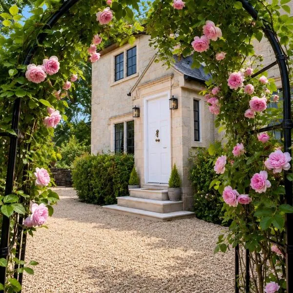 The little Hotel-luxury home，位于Motcombe的酒店