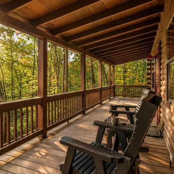Cozy Treehouse Cabin in the woods with Firepit，位于蓝岭的酒店