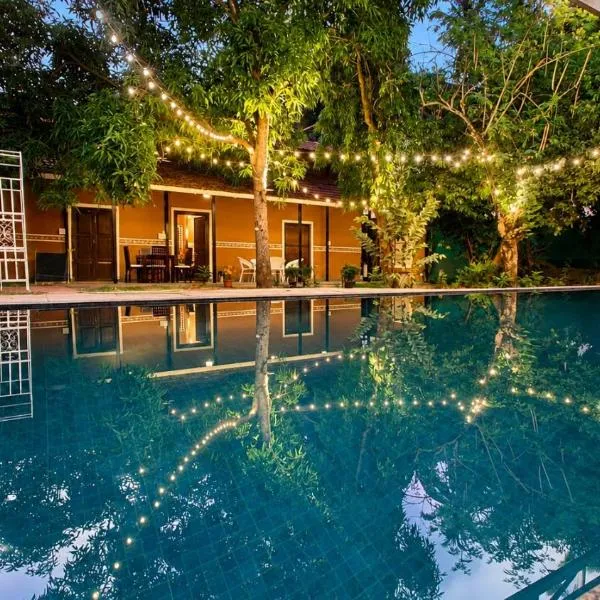 Heritage Mud-house with Private Pool in North Goa，位于帕纳吉的酒店