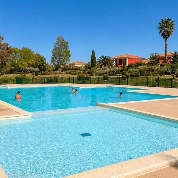 Cozy 2-room apartment with a pool, beach 8 min away!，位于弗雷瑞斯的酒店