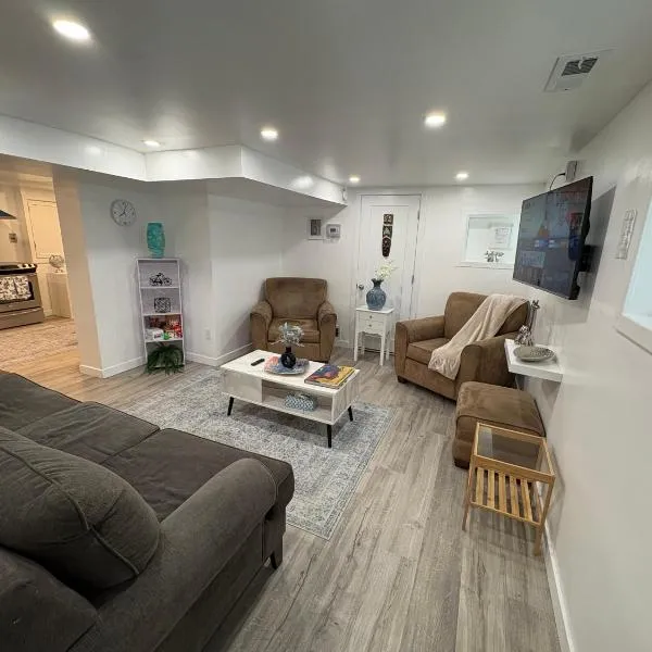 Silverado Suite Modern Quiet 2BR Queen's Downtown，位于金斯顿的酒店