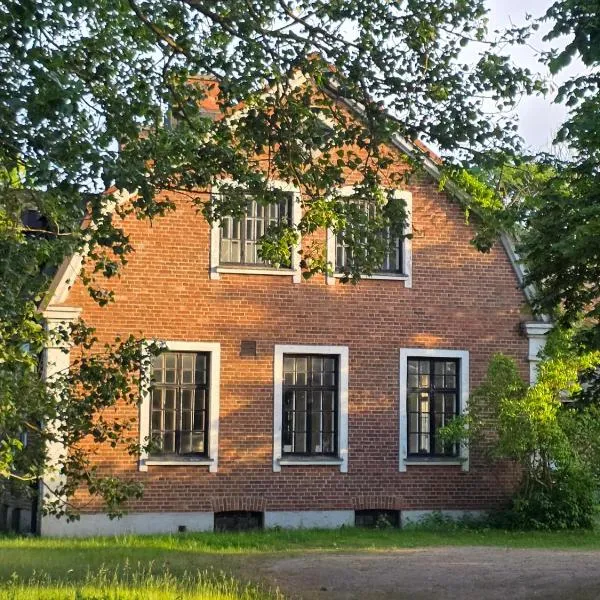 Artist eremitage Leonora - Historic schoolhouse apartment，位于Fjälkinge的酒店