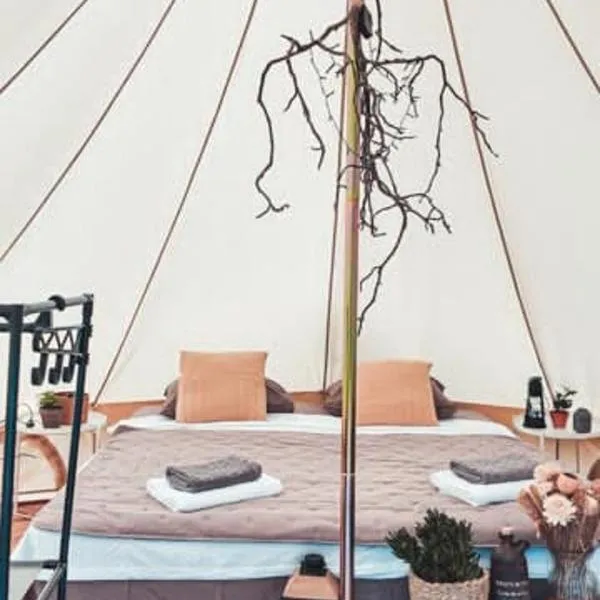 Bushcraft Glamping Møn with Stunning Sunrise View，位于Askeby的酒店