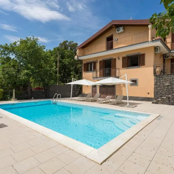 Villa Sara sull'etna con Piscina，位于维亚格兰德的酒店